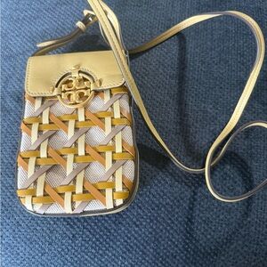 Tory Burch MILLER BASKET-WEAVE PHONE CROSSBODY